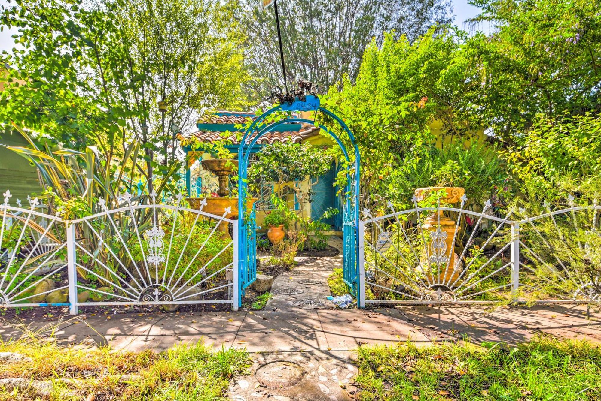 Beautiful Flower Garden Cottage Los Angeles Exterior photo